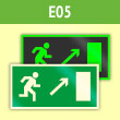 Знак E05 «Направление к эвакуационному выходу направо вверх» (фотолюм. пленка ГОСТ, 300х150 мм)